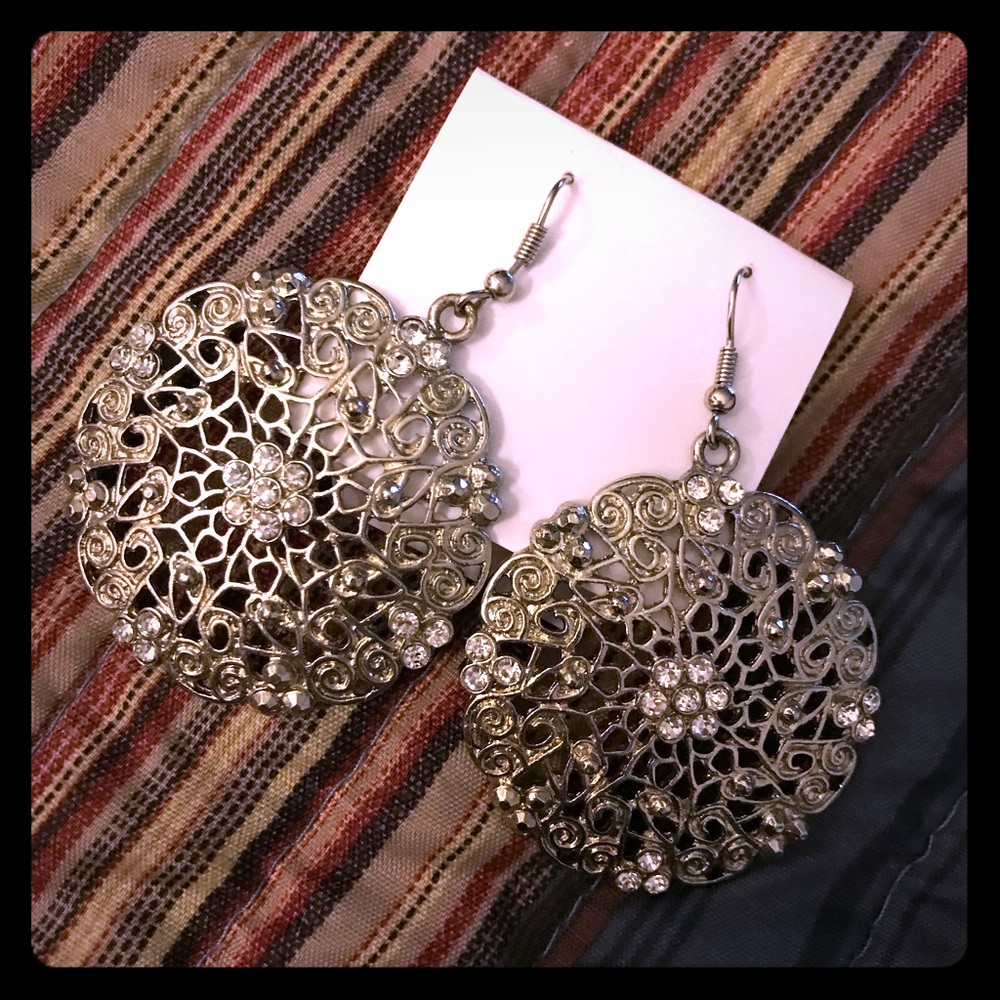 Beautiful silver earrings 🔥ONE HOUR SALE🔥🔥